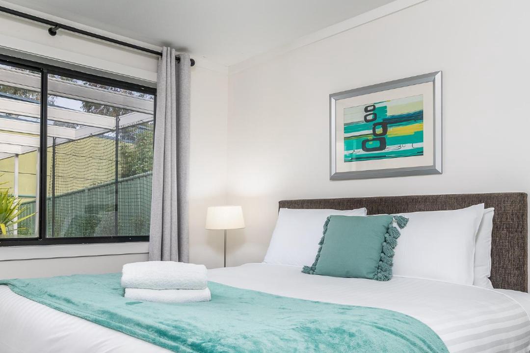 Crestwood House | Renovated Townhouse Close to the CBD and Schools - Hosted by Canstay