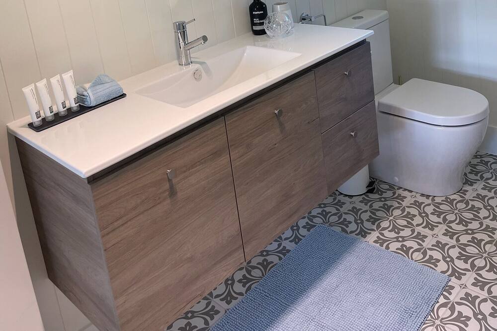 Photo of Bathroom in The Oaks