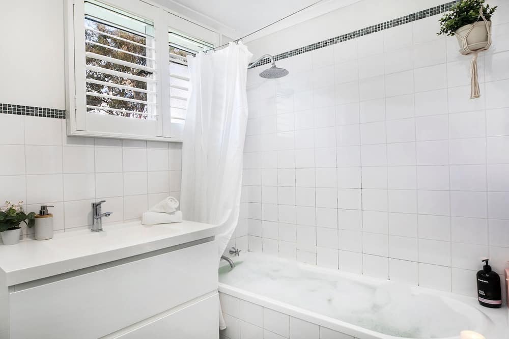 Photo of Bathroom in Canyonleigh