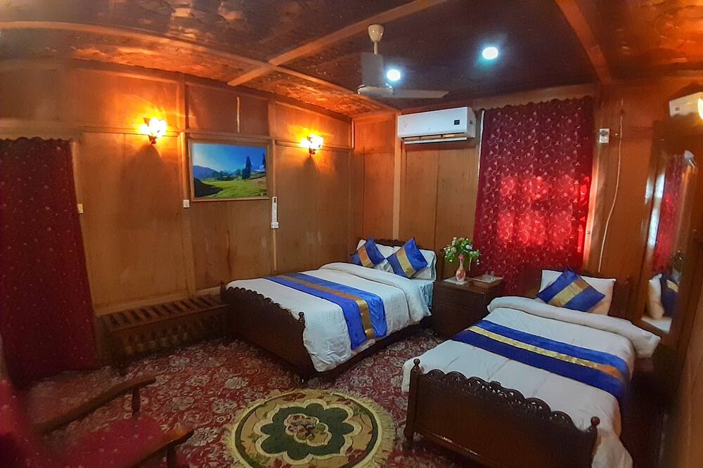 Photo of Bedroom in Dal Lake