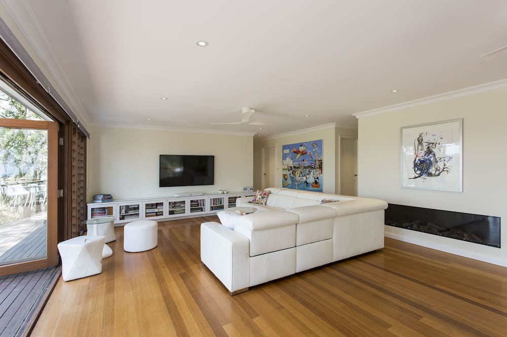 Photo of Livingroom in Whale Beach
