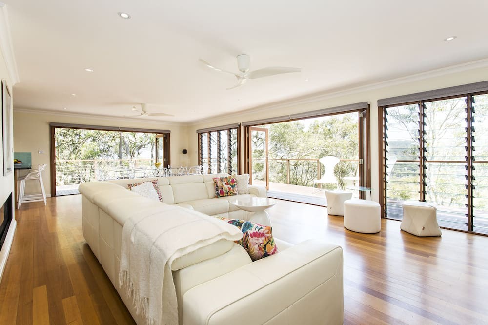 Photo of Livingroom in Whale Beach