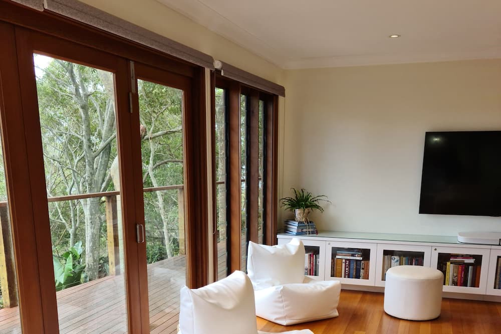 Photo of Livingroom in Whale Beach