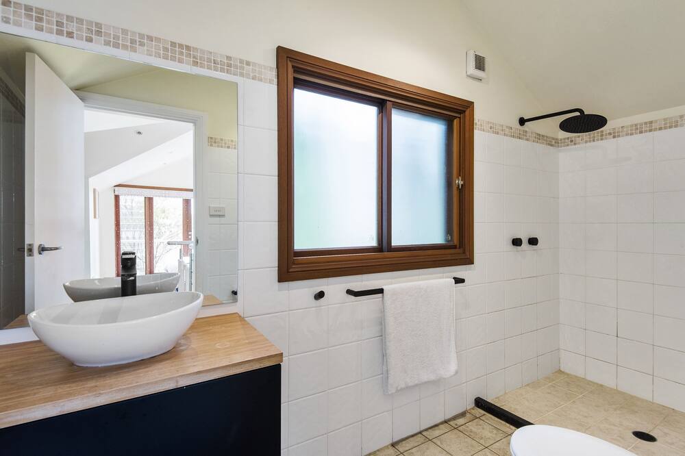 Photo of Bathroom in Whale Beach