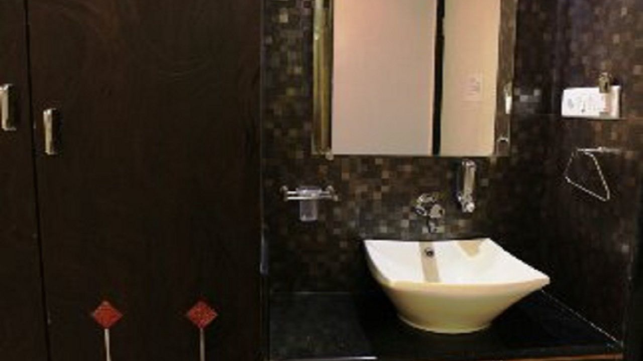 Photo of Bathroom in Mahabaleshwar