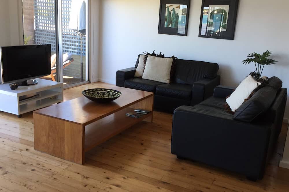Photo of Livingroom in Marks Point
