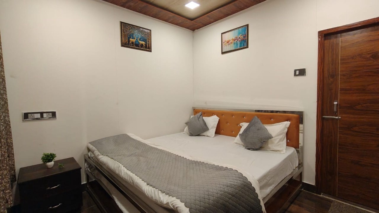 Photo of Bedroom in Narainkoti