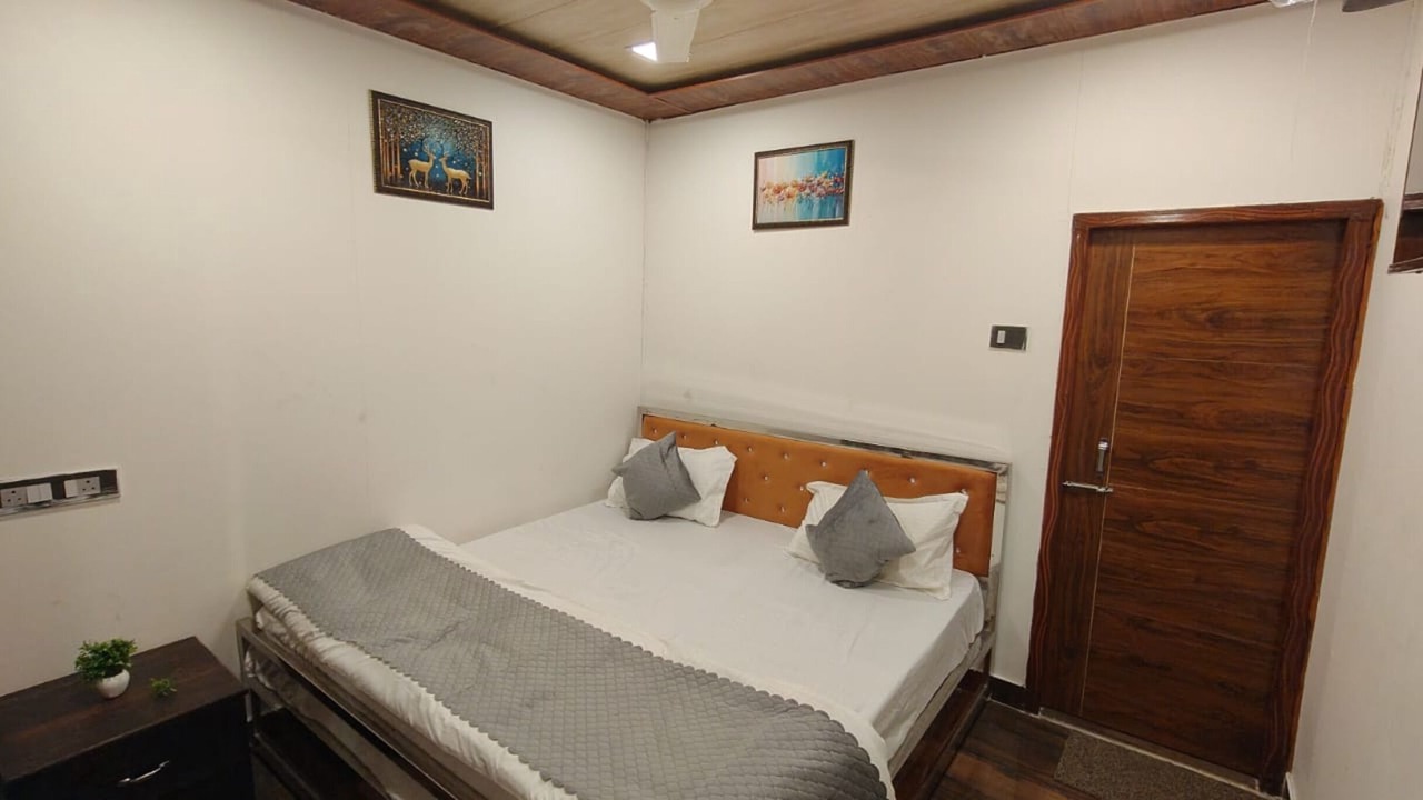 Photo of Bedroom in Narainkoti
