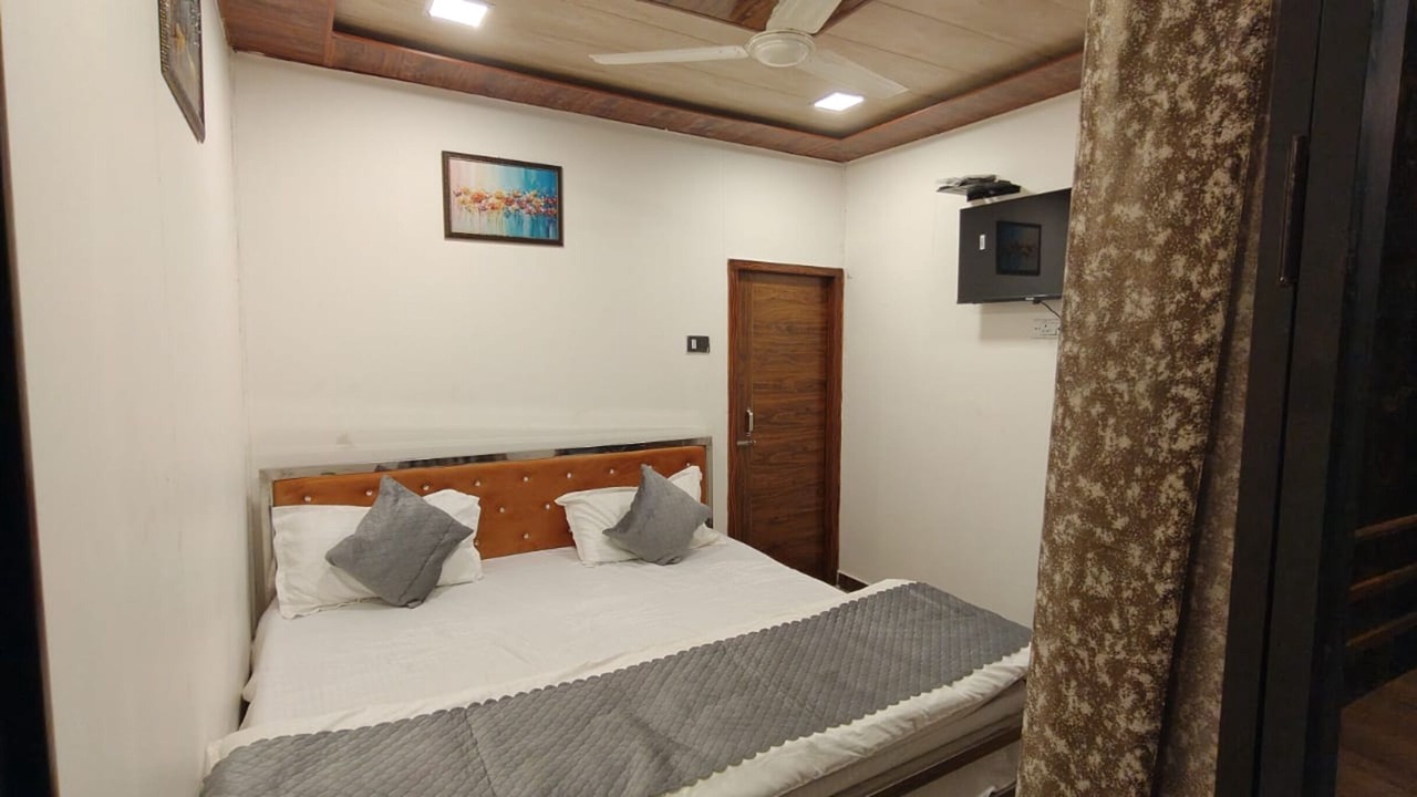 Photo of Bedroom in Narainkoti