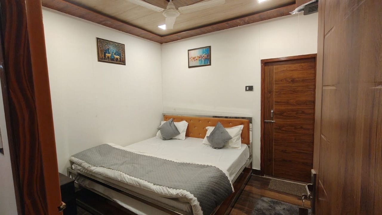 Photo of Bedroom in Narainkoti
