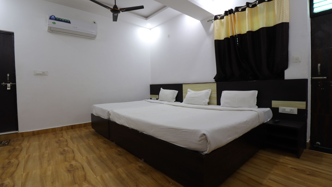 Photo of Bedroom in Taj Ganj