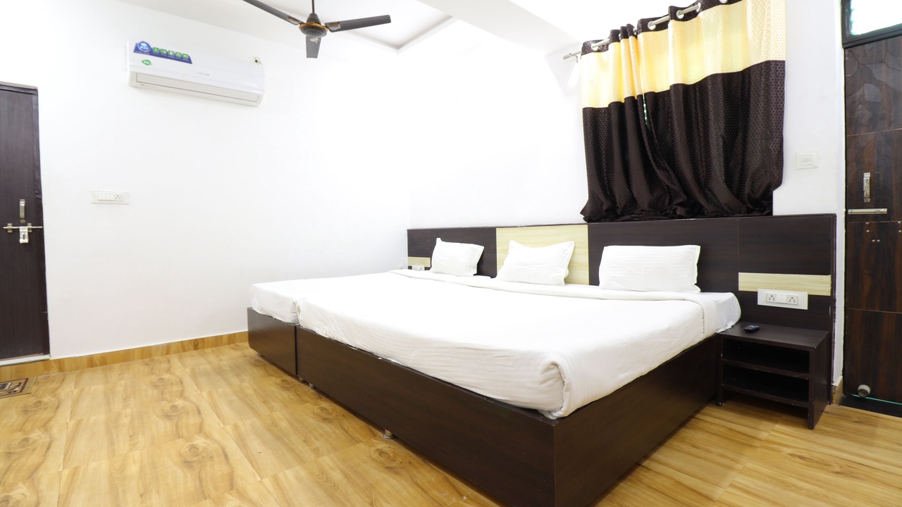 Photo of Bedroom in Taj Ganj