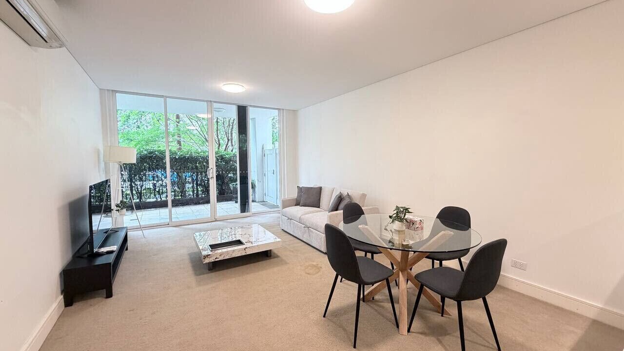 Photo of Livingroom in Breakfast Point