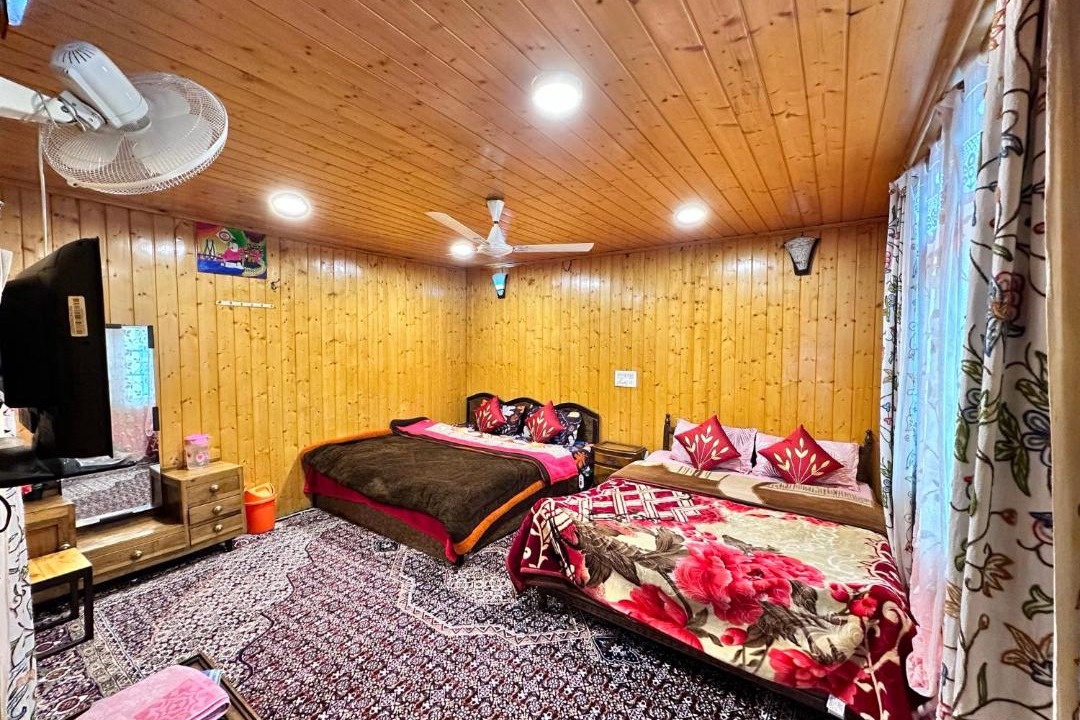 Photo of Bedroom in Dal Lake