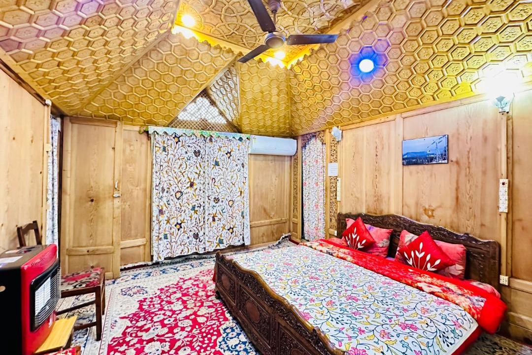 Photo of Bedroom in Dal Lake