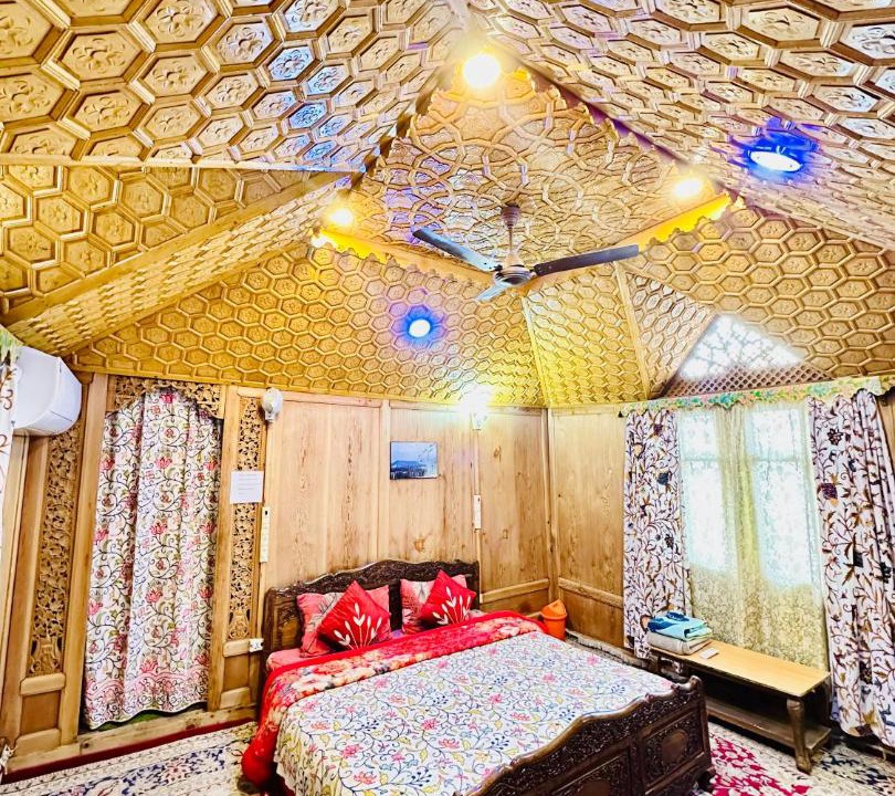 Photo of Bedroom in Dal Lake