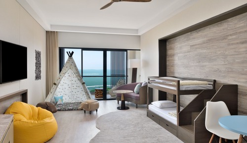 Family Room, 1 King Bed, Balcony, Mountain View (Balcony)