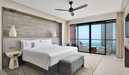 Executive Suite, 1 King Bed, Balcony, Mountain View (Balcony)
