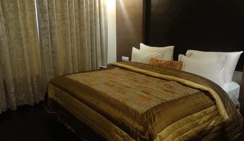 Suite with Bathtub