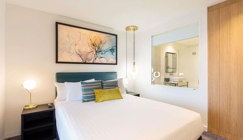 One Bedroom Apartment with Queen Bed and Kitchenette