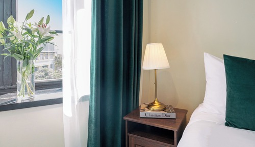 Standard Window Room