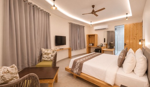 Royal 3-Bedroom Jacuzzi & Steam Villa with Party Lounge