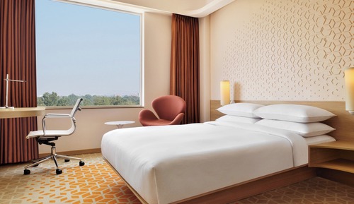 Suite, 1 Queen Bed (City View)