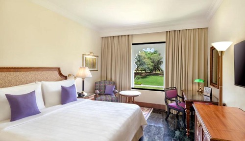 Deluxe Room, 1 King Bed, Pool View