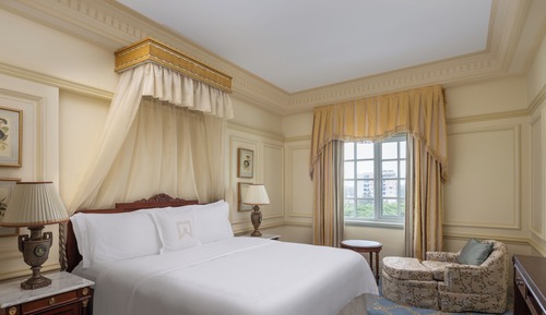 Club Suite, 1 King Bed, Smoking