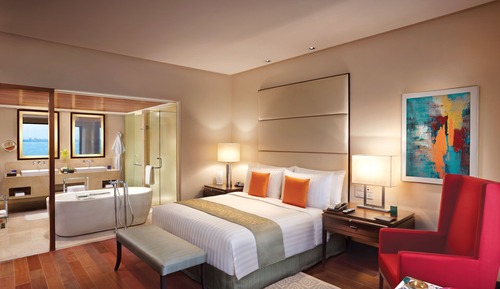 Premier Suite Queens Necklace View