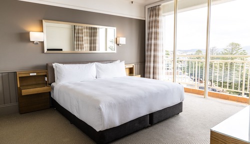 Suite, Club Lounge Access (Pine)