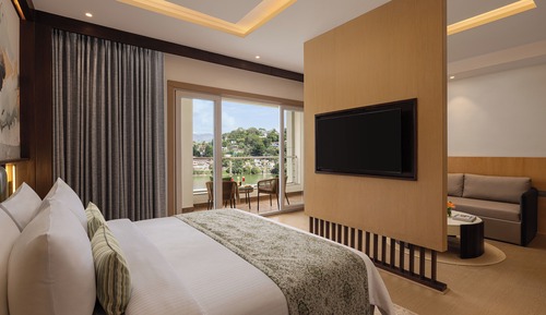 Suite, 1 Queen Bed (Lake View Suite)