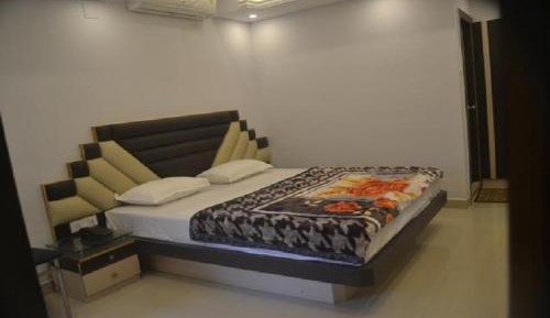 Deluxe Double Room (2 Adults + 1 Child)
