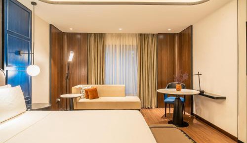 Business Class High Floor City View Room - 15% off on Food & Beverage services