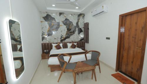 Deluxe Double Room (2 Adults + 1 Child)