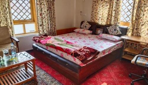 Deluxe Room (2 Adults + 1 Child)