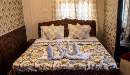 Deluxe Double Room (2 Adults + 1 Child)