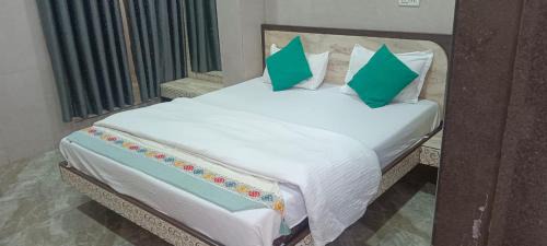 Deluxe Double Room (2 Adults + 1 Child)