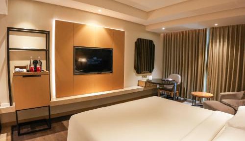 Standard King, Guest Room, 1 King Bed - INR 1000 F&B Credit, 1+1 on Selected Beverages (Happy Hours 17:00 -19:00 Hrs)