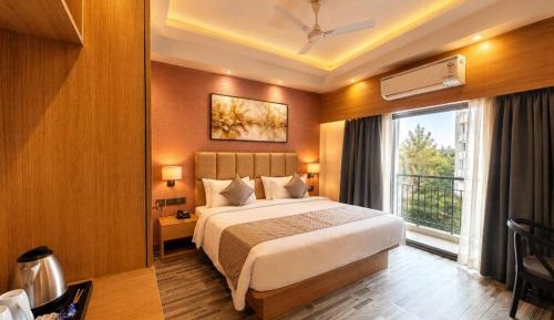 Deluxe Double Room with Side Sea View