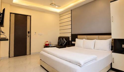 Deluxe Double Room with Side Sea View