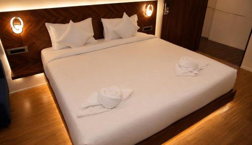 Deluxe Double Room (2 Adults + 1 Child)