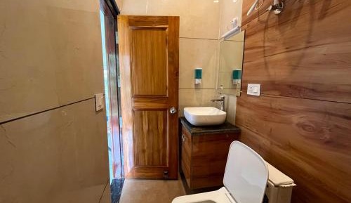 Deluxe Double Room (2 Adults + 1 Child)
