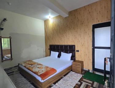 Deluxe Double Room (2 Adults + 1 Child)