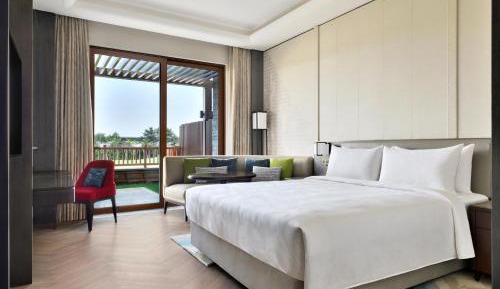 Garden Terrace, Guest Room, 1 King, Garden View with balcony and complimentary evening local tea experience