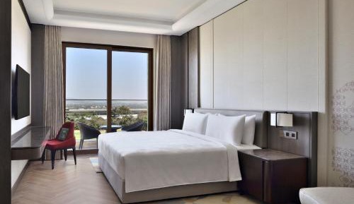 Club King Room with Balcony and complimentary evening local tea experience – Club Level
