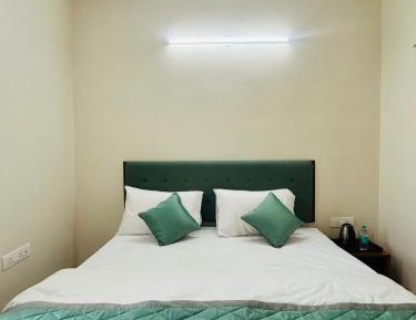 Deluxe Double Room (2 Adults + 1 Child)
