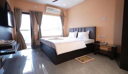 Deluxe Double Room with Side Sea View