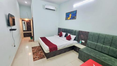 Deluxe Room (2 Adults + 1 Child)
