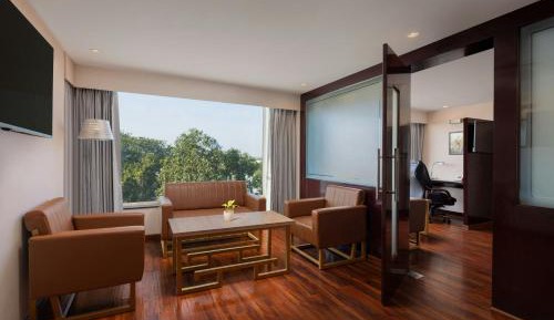 Hazel One-Bedroom King Suite with City View